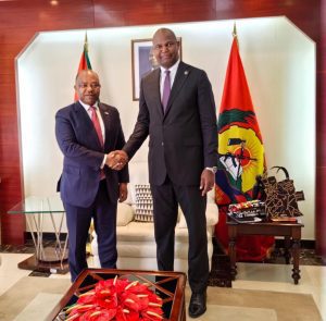 𝐄𝐋𝐈𝐀𝐒 𝐂𝐇𝐈𝐌𝐔𝐂𝐎 𝐑𝐄𝐂𝐄𝐁𝐈𝐃𝐎 𝐄𝐌 𝐀𝐔𝐃𝐈Ê𝐍𝐂𝐈𝐀 𝐏𝐄𝐋𝐎 𝐏𝐑𝐄𝐒𝐈𝐃𝐄𝐍𝐓𝐄 𝐃𝐄 𝐌𝐎Ç𝐀𝐌𝐁𝐈𝐐𝐔𝐄 𝐃𝐀𝐍𝐈𝐄𝐋 𝐂𝐇𝐀𝐏𝐎